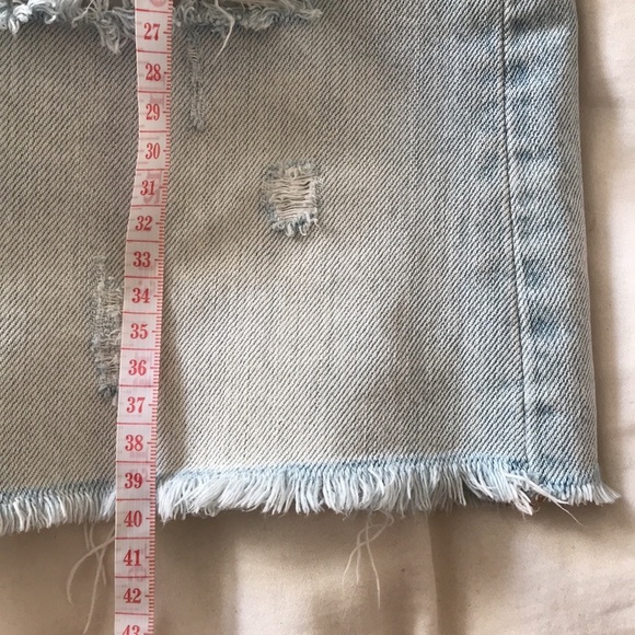 Levi’s Distressed Mini Denim Skirt Size 30 Levi Strauss Light Wash - Picture 10 of 11
